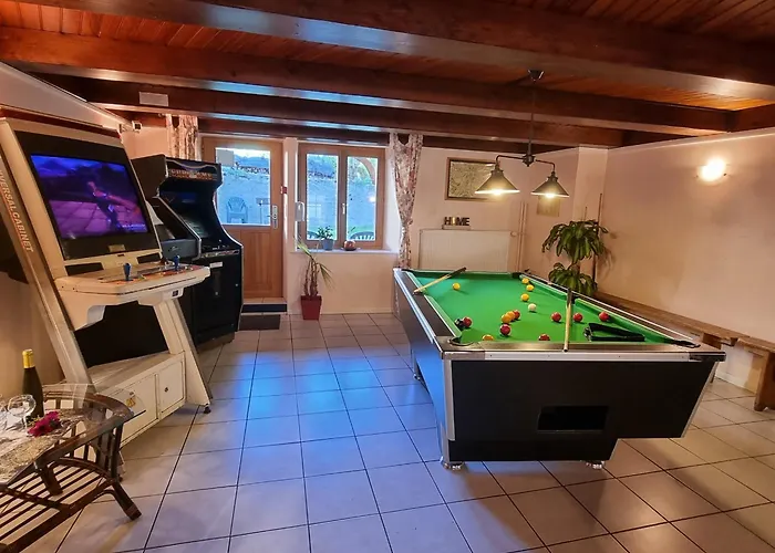 Bruyere, 2 A 5 Personnes Avec Salle De Jeux Et Dans La *